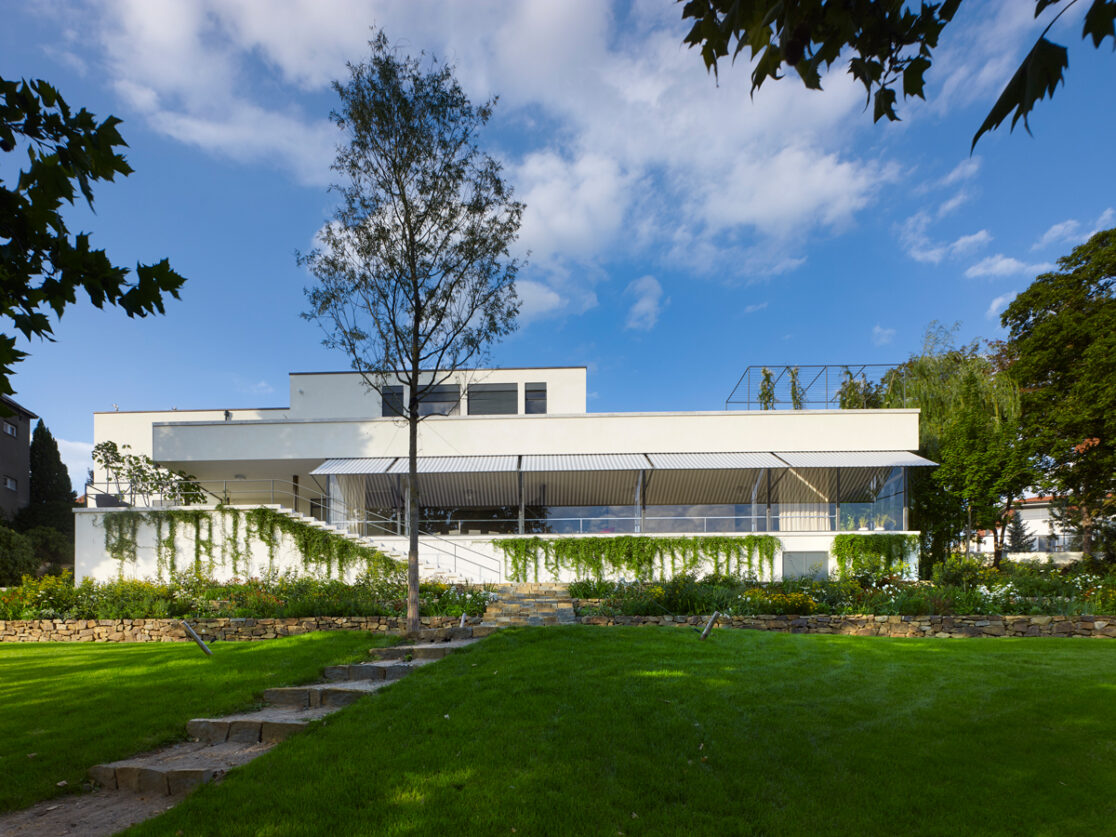 Gartenansicht eines modernistischen Gebäudes
