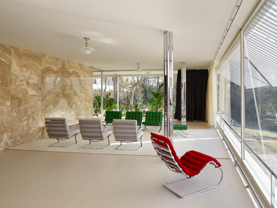 Wohnzimmer eines Hauses mit modernen Möbeln