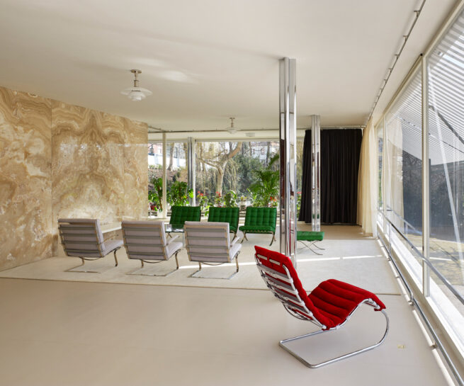 Wohnzimmer eines Hauses mit modernen Möbeln