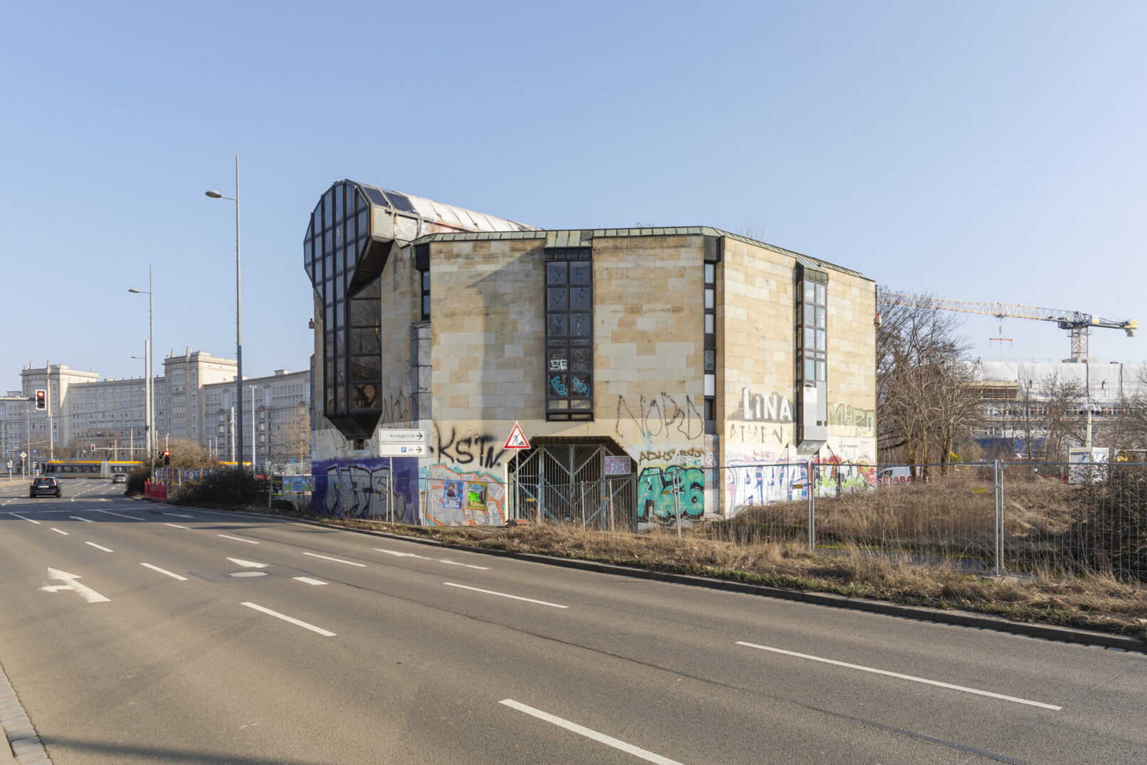 Brutalistischer Betonbau an einer großen Straße