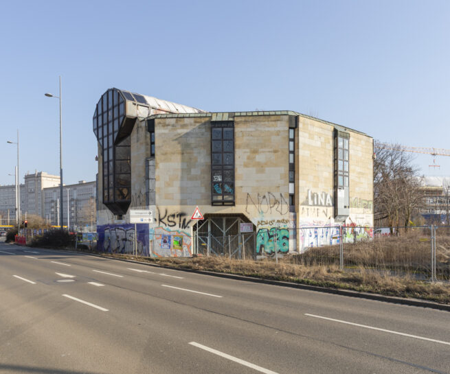 Brutalistischer Betonbau an einer großen Straße