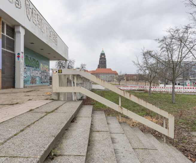 Ein Beton-Gebäude der 1960er Jahre mit Steintreppe davor
