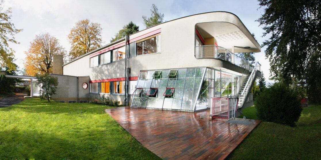 Gartenansicht eines modernen Baus mit Flachdach