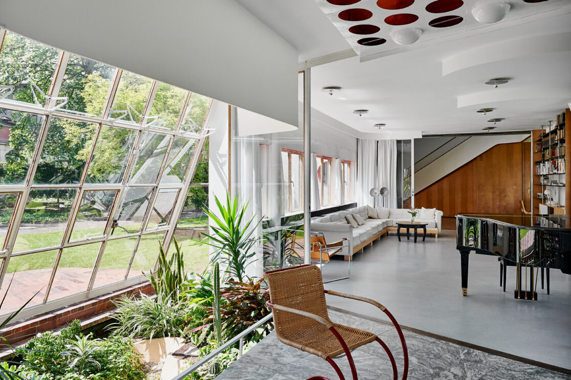 MOdern eingerichtetes Wohnzimmer mit Wintergarten