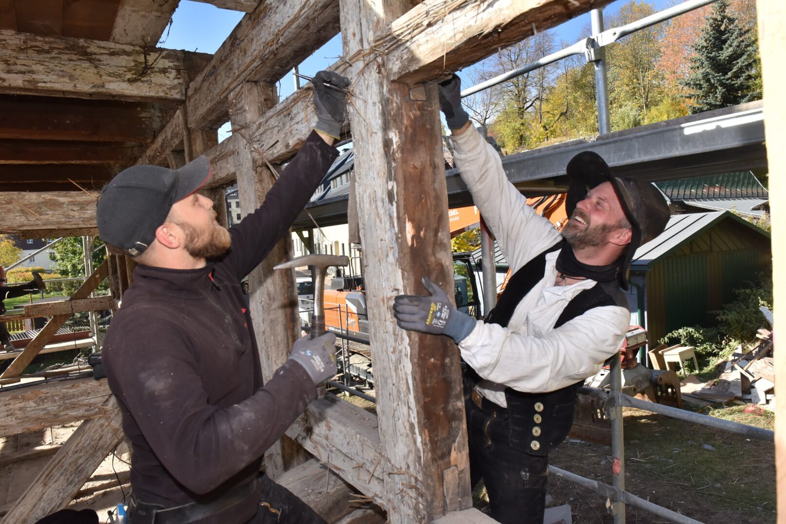 Wilsdruffer Verein Baukultur rettet in Altenberg dieses Gebäude von 1692 an Anton Unger Straße Kay Arnswald (re.) und Moritz Eggert bereiten die Balkenkonstruktion für die Demontage mit dem Kran vor Foto: Egbert Kamprath
