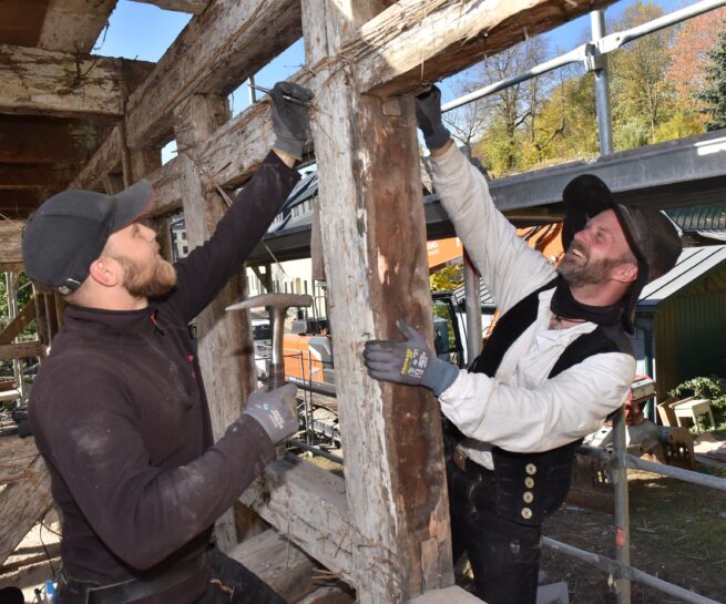 Wilsdruffer Verein Baukultur rettet in Altenberg dieses Gebäude von 1692 an Anton Unger Straße Kay Arnswald (re.) und Moritz Eggert bereiten die Balkenkonstruktion für die Demontage mit dem Kran vor Foto: Egbert Kamprath